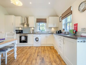 Geschirrspüler, Hochstuhl, Kochgeschirr/Geschirr/Besteck