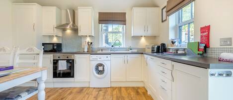 Geschirrspüler, Hochstuhl, Kochgeschirr/Geschirr/Besteck