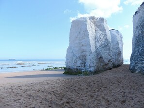 Beach - 3 bedroom accommodation in Kingsgate, near Broadstairs (Kingsgate, near Broadstairs)