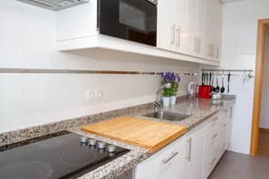 Jääkaappi, mikroaaltouuni, uuni, liesi