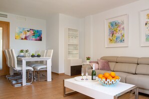TV - Lydia Uno - Exclusive apartment for 8 near beach and restaurants (Torremolinos)