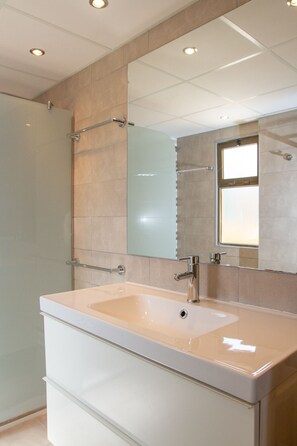 Douche, sèche-cheveux, serviettes fournies