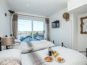3 bedrooms, free WiFi, bed sheets