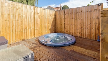 Tina de hidromasaje al aire libre