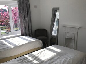 4 bedrooms, free WiFi, bed sheets - 4 bedroom accommodation in Barmouth, near Dolgellau (Barmouth, near Dolgellau)