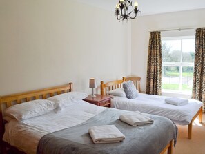 8 bedrooms, free WiFi, bed sheets