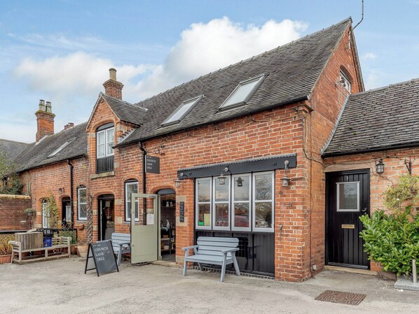 Exterior - 3 bedroom accommodation in Shirley, Ashbourne (Shirley, Ashbourne)