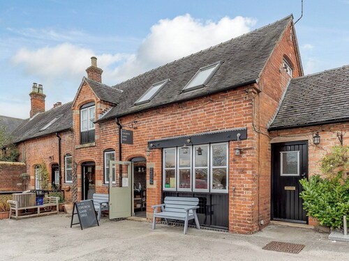 3 bedroom accommodation in Shirley, Ashbourne