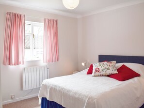 2 bedrooms, free WiFi, bed sheets - 2 bedroom accommodation in Wootton Bridge, near Ryde (Wootton Bridge, near Ryde)