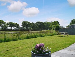 Outdoor dining - 2 bedroom accommodation in Pontllyfni, near Caernarfon (Pontllyfni, near Caernarfon)