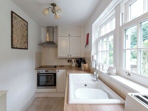 Een vaatwasser, een kinderstoel