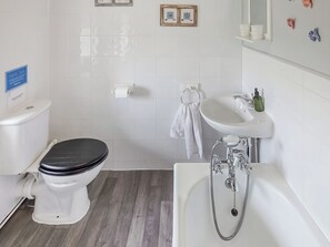 Bathroom - 3 bedroom accommodation in Aberdaron, Lleyn Peninsula (Aberdaron, Lleyn Peninsula)