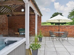 Outdoor dining - 3 bedroom accommodation in Binbrook, near Market Rasen (Binbrook, near Market Rasen)