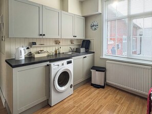 Cookware/dishes/utensils - 1 bedroom accommodation in Whitstable (Whitstable)