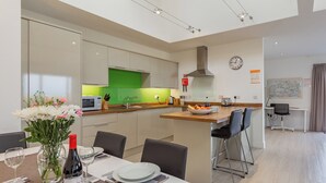 Een moderne keuken met een eethoek.