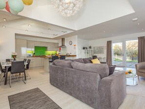 TV - 2 bedroom accommodation in Auchterarder (Auchterarder)