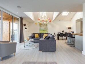 Living area - 2 bedroom accommodation in Auchterarder (Auchterarder)