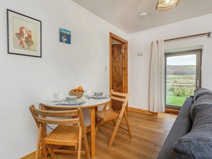 Dining - 1 bedroom accommodation in Feriniquarrie, near Glendale (Feriniquarrie, near Glendale)