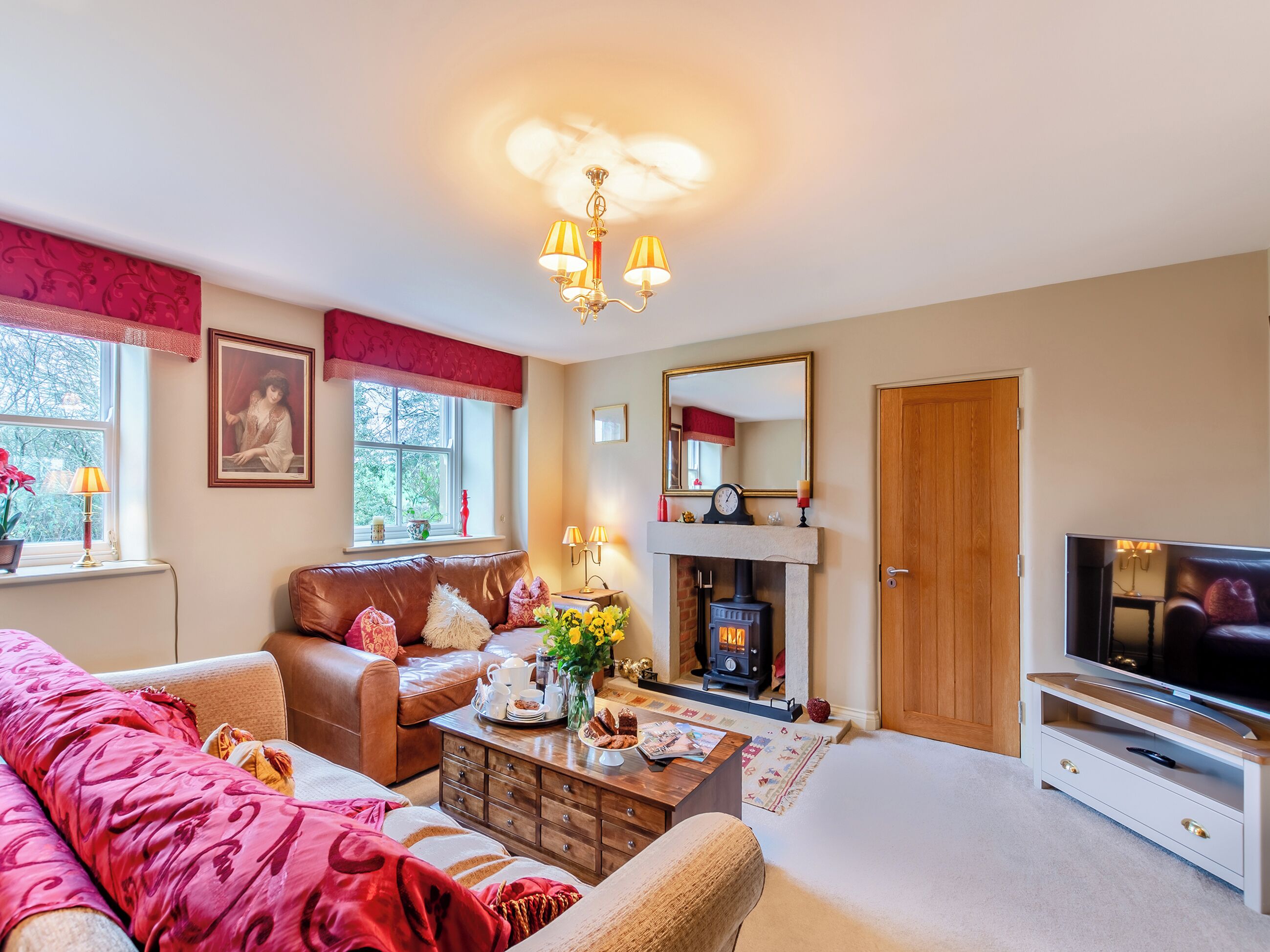 TV, fireplace