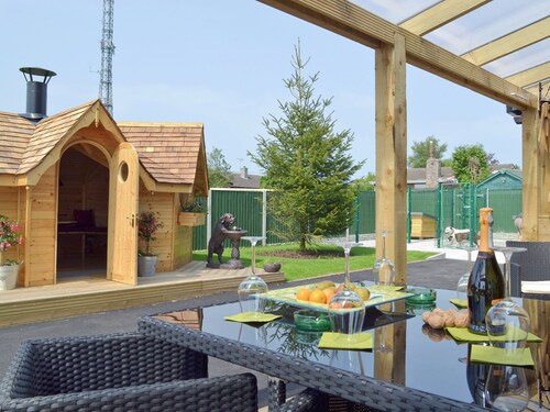 6 bedroom accommodation in Brown Edge, near Leek