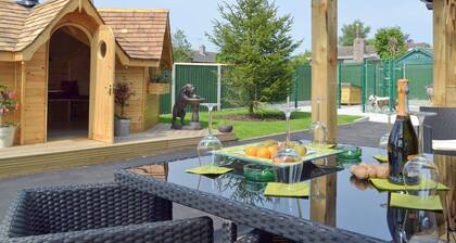 6 bedroom accommodation in Brown Edge, near Leek