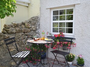 Outdoor dining - 1 bedroom accommodation in Penysarn (Penysarn)