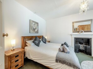 4 bedrooms, free WiFi, bed sheets - 4 bedroom accommodation in Aberaeron (Aberaeron)