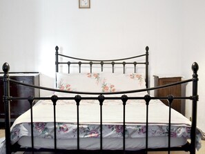 3 bedrooms, free WiFi, bed sheets - 3 bedroom accommodation in Cynheidre, near Llanelli (Cynheidre, near Llanelli)