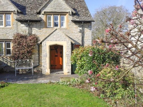 Enchanting 17th Century Cotswold Cottage in the beautiful village of Bretforton