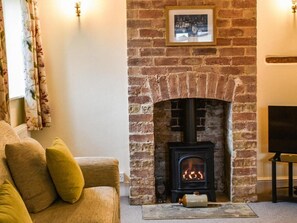 TV, fireplace, DVD player, books - Enchanting 17th Century Cotswold Cottage in the beautiful village of Bretforton  (Bretforton, Evesham)