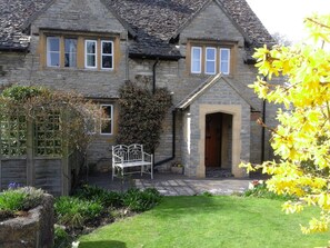 Exterior - Enchanting 17th Century Cotswold Cottage in the beautiful village of Bretforton  (Bretforton, Evesham)