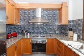 冰箱、微波炉、烤箱、炉灶