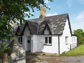 Exterior - 2 bedroom accommodation in Dwyran, near Llanfairpwllgwyngyll (Dwyran, near Llanfairpwllgwyngyll)