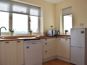 Dishwasher - 3 bedroom accommodation in near Chipping Warden (near Chipping Warden)