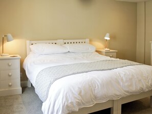 2 bedrooms, free WiFi, bed sheets - A great base for seaside enthusiasts. (Deal)
