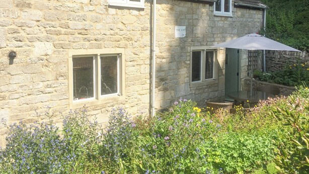 A stone building with multiple windows and a sign that reads "THE COTT". - 2 bedroom accommodation in Bussage, near Cirencester (Bussage, near Cirencester)