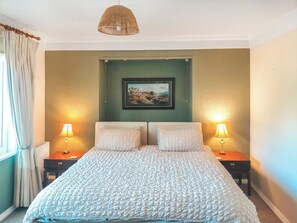 3 bedrooms, free WiFi, bed sheets - 3 bedroom accommodation in Llanddona, near Beaumaris (Llanddona, near Beaumaris)