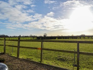 Property grounds - 2 bedroom accommodation in Wistow, near Selby (Wistow, near Selby)