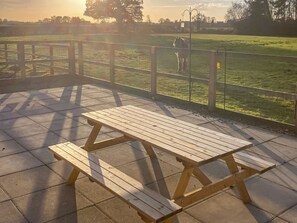 Outdoor dining - 2 bedroom accommodation in Wistow, near Selby (Wistow, near Selby)