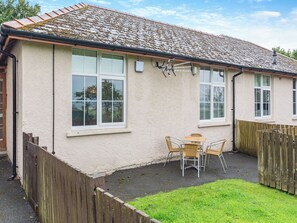 Outdoor dining - 2 bedroom accommodation in Meathop, near Grange-over-Sands (Meathop, near Grange-over-Sands)