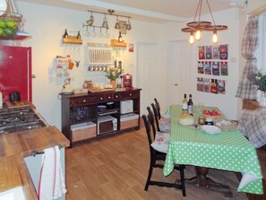 Dining - 3 bedroom accommodation in Hebden Bridge Birkenhead Cottage (Hebden Bridge Birkenhead Cottage)