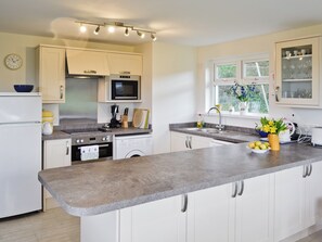 Dishwasher, cookware/dishes/utensils - 4 bedroom accommodation in Edmonton, near Wadebridge (Edmonton, near Wadebridge)