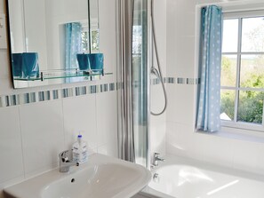 Bathroom - 4 bedroom accommodation in Edmonton, near Wadebridge (Edmonton, near Wadebridge)