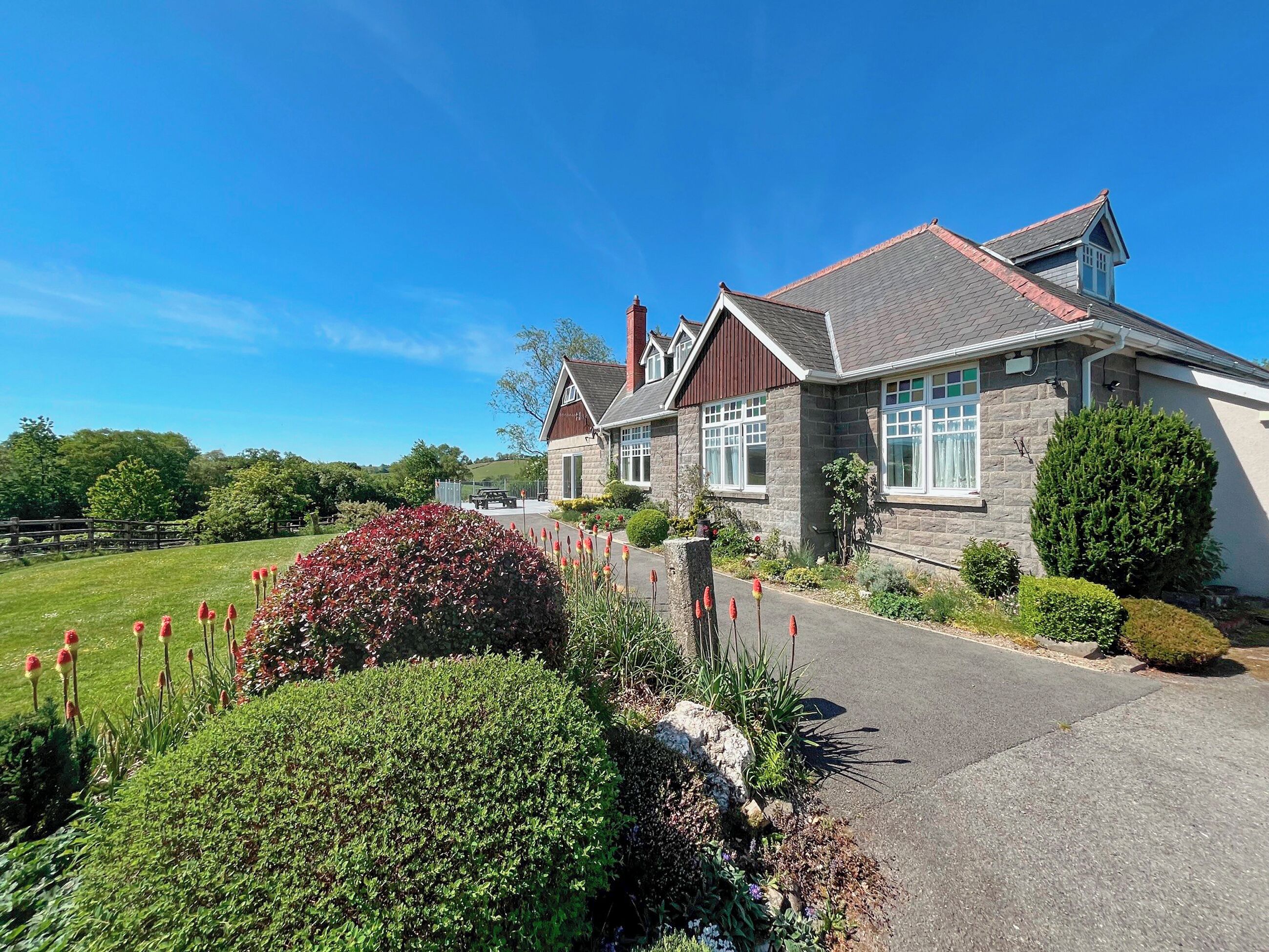 المنشأة من الخارج