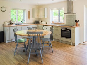 Dishwasher, high chair, freezer - 2 bedroom accommodation in Scottow, near Coltishall (Scottow, near Coltishall)