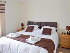 3 bedrooms, free WiFi, bed sheets - 3 bedroom accommodation in Castletown (Castletown)