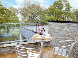 Outdoor dining - Coombe Wood Coach House (Hawkinge, near Folkestone)