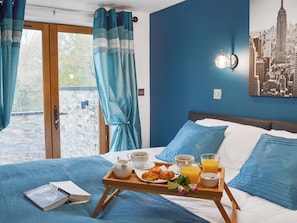 5 bedrooms, free WiFi, bed sheets