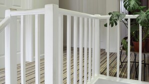 A staircase with white railings and a striped carpet. - 4 bedroom accommodation in Illogan, near Redruth (Illogan, near Redruth)