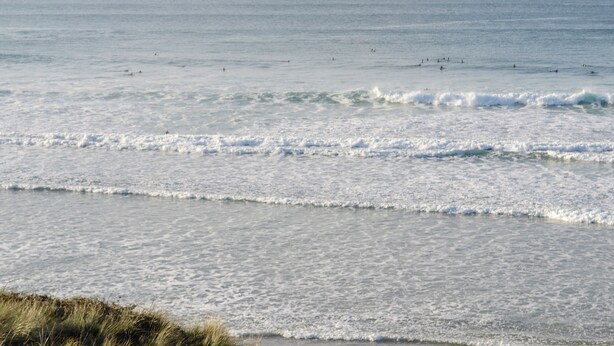 A coastal view with waves and a clear sky. - 4 bedroom accommodation in Illogan, near Redruth (Illogan, near Redruth)